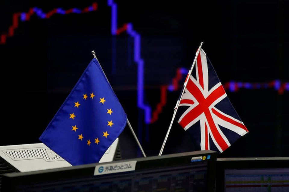 Mercado recua por pressão de bancos preocupados com o brexit