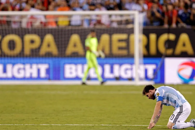 Lionel Messi anunciou que não vai mais defender seleção da Argentina, após perder cobrança de pênalti na final da Copa América (Adam Hunger/USA Today Sports/Reuters)
