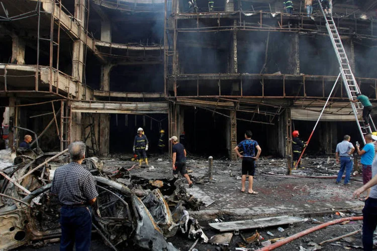 
	Ataque terrorista em Bagd&aacute;: explos&otilde;es mostram que os rebeldes ainda conseguem atacar longe de seus dom&iacute;nios
 (REUTERS/Khalid al Mousily)