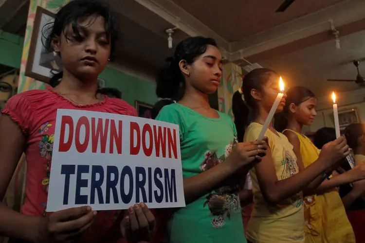 Crianças rezam para mostrar solidariedade às vítimas do ataque em Daca (REUTERS/Jayanta Dey)