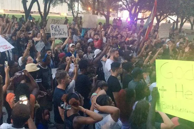 
	Protesto contra a morte de jovens negros por policiais brancos termina com cinco agentes da pol&iacute;cia mortos
 (Dallas Police Department/via Reuters)