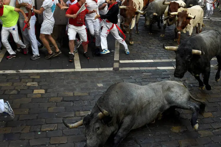 
	Pessoas fogem de Touro na Espanha: tradi&ccedil;&atilde;o faz v&iacute;timas a cada ano
 (REUTERS/Eloy Alonso)