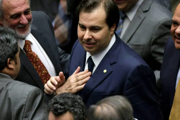 Rodrigo Maia (DEM-RJ) é cumprimentado por congressistas durante sessão para eleger o novo presidente da Câmara dos Deputados, em Brasília (REUTERS/Ueslei Marcelino)