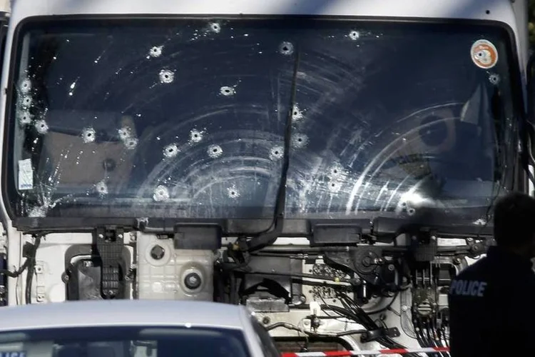 
	Ataque em Nice: no ve&iacute;culo foi encontrada uma pistola que utilizou, assim como 2 armas longas e uma granada de m&atilde;o, em ambos os casos falsos
 (Reuters/Eric Gaillard)