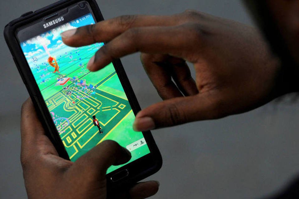 Homem joga Pokémon Go: ações da Nintendo quase dobraram de preço desde o lançamento do jogo (Reuters/Mark Kauzlarich)