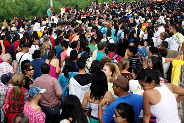 
	Venezuelanos atravessam a fronteira com a Col&ocirc;mbia ap&oacute;s abertura de corredor humanit&aacute;rio para permitir compra de alimentos e produtos b&aacute;sicos
 (Reuters/Carlos Eduardo Ramirez)