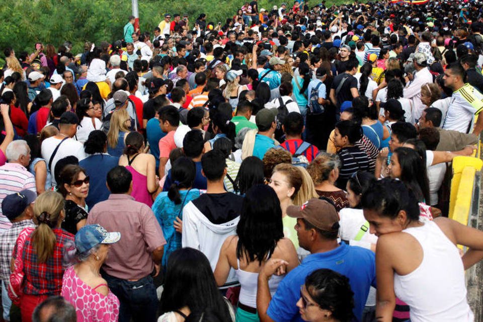 Mais de 80 mil cruzam fronteira entre Colômbia e Venezuela