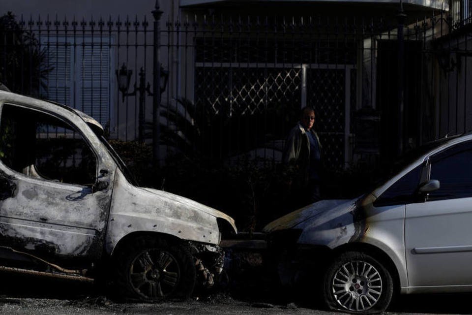 Criminosos queimam seis carros na Tijuca, no Rio