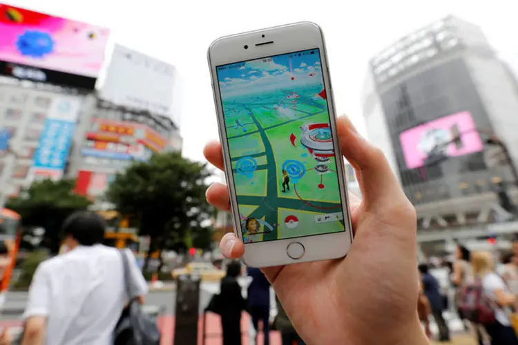 
	Pok&eacute;mon Go: jogo usa realidade aumentada e permite que os jogadores procurem monstros pelas ruas.
 (Reuters/Toru Hanai)
