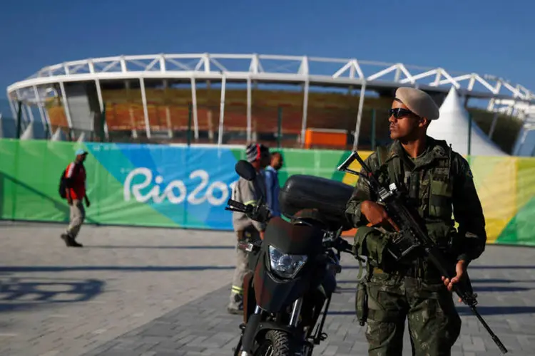 
	Soldado faz guarda em frente ao Parque Ol&iacute;mpico
 (REUTERS/Pilar Olivares)