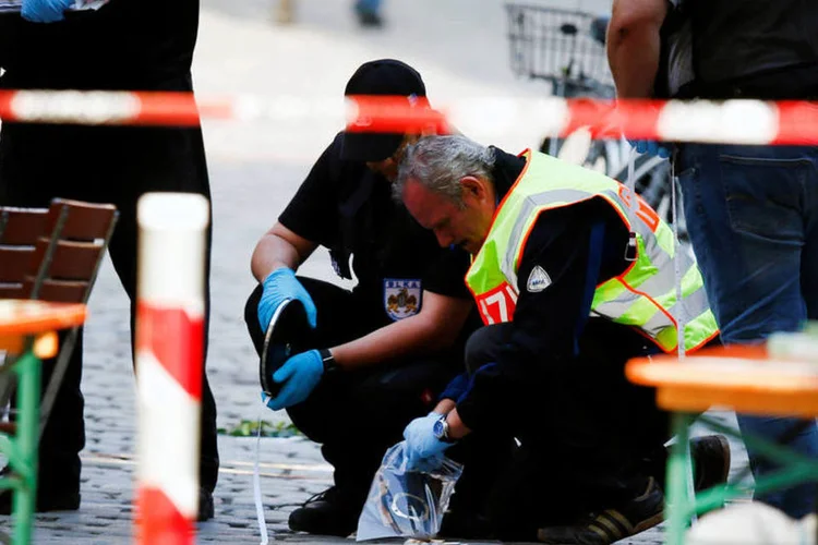 Ataque: 12 pessoas foram feridas, três gravemente, mas nenhuma corre risco de morrer, segundo a polícia (Reuters/Michaela Rehle)