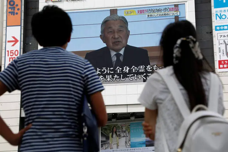 
	Popula&ccedil;&atilde;o de T&oacute;quio acompanha pronunciamento do imperador japon&ecirc;s, Akihito
 (Kyodo/via REUTERS)