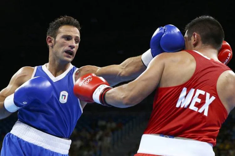 Vincenzo Mangiacapre (de azul) foi cortado da Olimpíada após fraturar um osso na competição contra Juan Pablo Romero, do México (REUTERS/ Peter Cziborra)