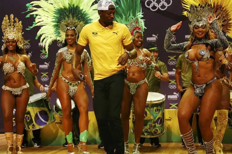 Usain Bolt dança com passistas em coletiva de imprensa no Rio de Janeiro -  08/08/2016 (REUTERS/Nacho Doce)