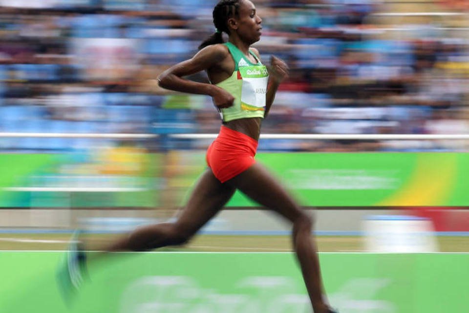 A etíope Almaz Ayana ganhou o primeiro ouro do atletismo e quebrou o recorde mundial dos 10 mil metros, que vigorava desde 1993 (REUTERS/Alessandro Bianchi)