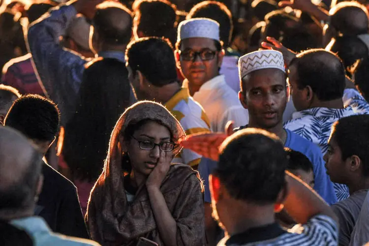 Crime: membros da comunidade muçulmana se reúnem em local de assassinato do Imam Maulama Akonjee e Thara Uddin (REUTERS/Stephanie Keith)