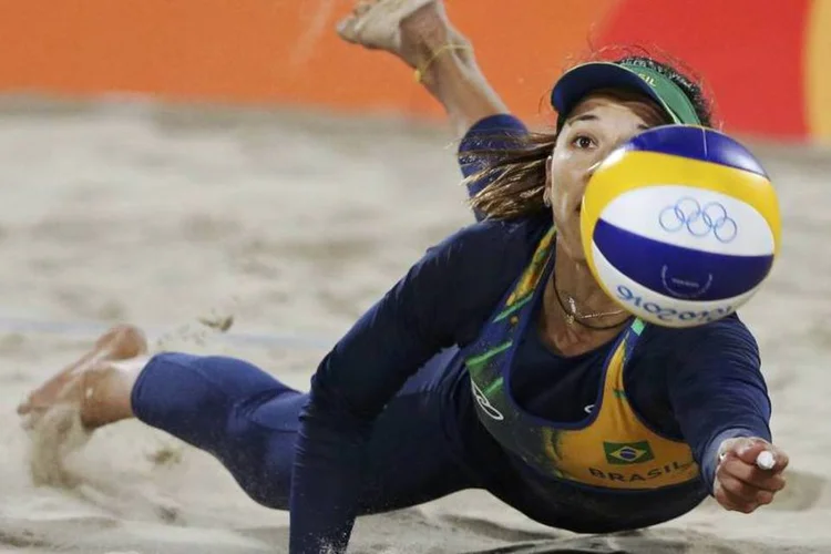Vôlei de praia: a dupla Agatha e Barbara já garantiu um lugar na semifinal e pode enfrentar Larissa e Talita na disputa pelo ouro (REUTERS/Adrees Latif)