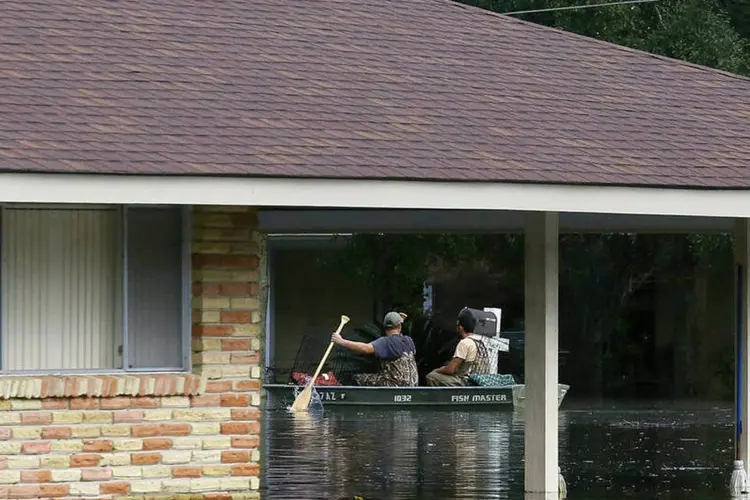 Moradores abandonam suas casas de barco devido a enchente na cidade de Ascension Parish, em Louisiana, Estados Unidos (REUTERS/Jonathan Bachman)