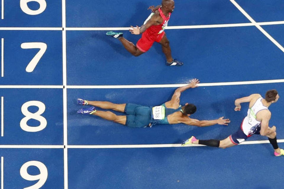 Brasileiro dá "peixinho" e vai para semifinais dos 110 m
