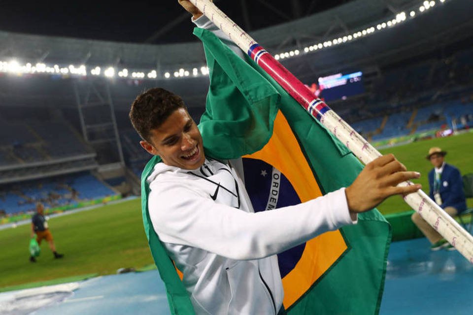 Thiago Braz da Silva comemora segundo ouro do Brasil na Olimpíada do Rio de Janeiro. (REUTERS/Kai Pfaffenbach)