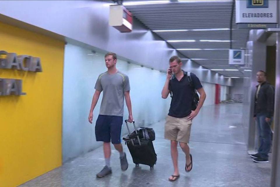 Polícia impede saída de nadadores americanos do país