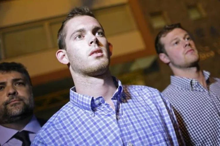 Nadadores olímpicos norte-americanos Jack Conger e Gunnar Bentz deixam delegacia após interrogatório no Rio de Janeiro (Reuters)