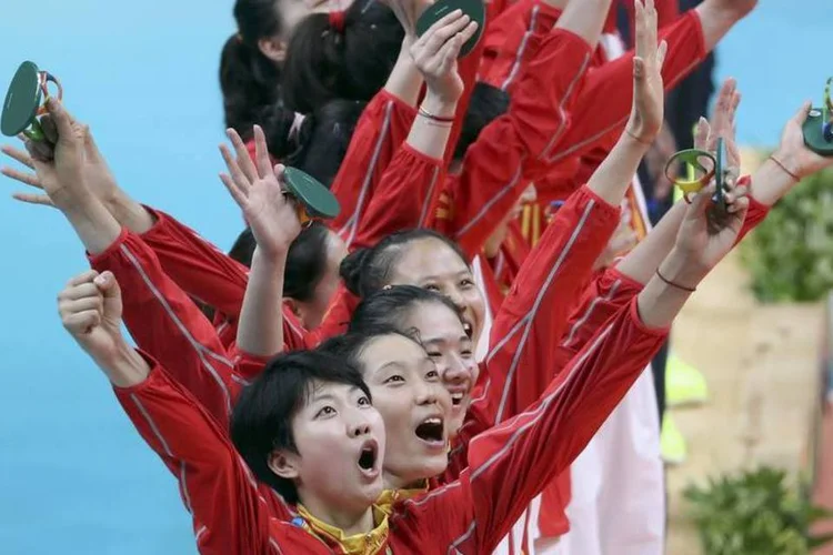 Atletas chinesas comemoram medalha de ouro no vôlei de quadra após final contra a Sérvia (REUTERS/Ricardo Moraes)
