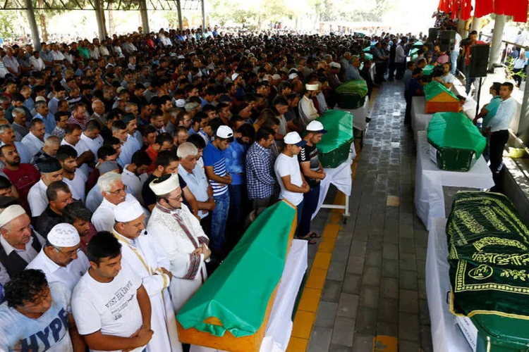 Vítimas de ataque suicida em casamento na Turquia velam os mortos na cidade de Gaziantep (REUTERS/Osman Orsal)
