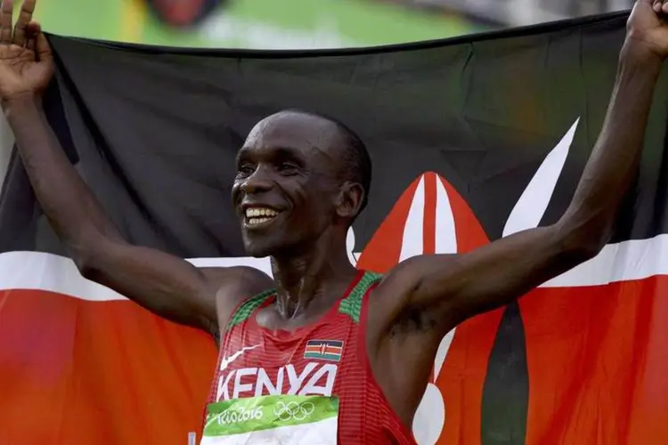 Queniano Eliud Kipchoge venceu a maratona masculina com um minuto e dez segundos de vantagem sobre o segundo colocado (REUTERS/Athit Perawongmetha)