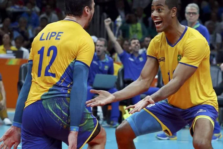 Jogadores brasileiros comemoram ponto em partida que deu o terceiro ouro olímpico para o vôlei brasileiro, com vitória sobre a Itália por 3 sets a 0 (REUTERS/Yves Herman)