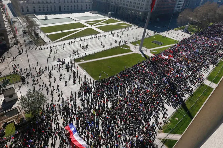 Chile: protesto contra sistema de aposentadoria que vigora desde a ditadura reuniu milhares de pessoas em Santiago (REUTERS/Rodrigo Garrido)
