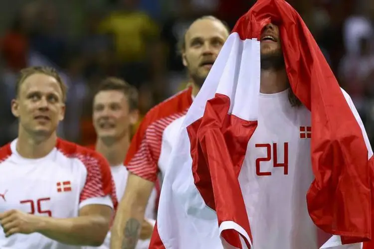 Dinamarca comemora o ouro olímpico inédito no handebol masculino após vencer a França por 28 a 26 (REUTERS/Kai Pfaffenbach)