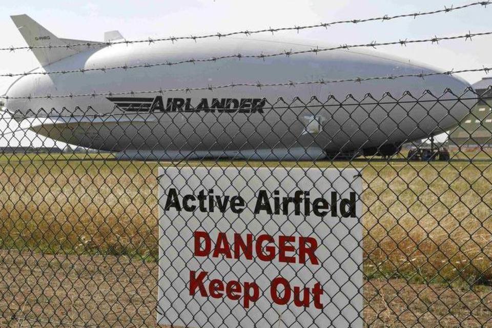 Maior aeronave do mundo bate em poste durante 2º voo teste