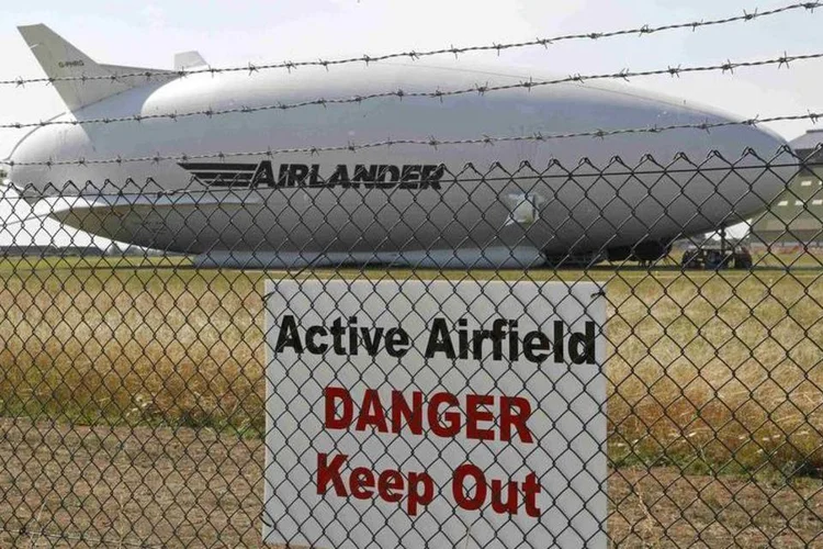 Airlander 10: colisão com poste atingiu o cockpit do Airlander 10, que é uma mistura entre um avião e um dirigível (REUTERS/Darren Staples)