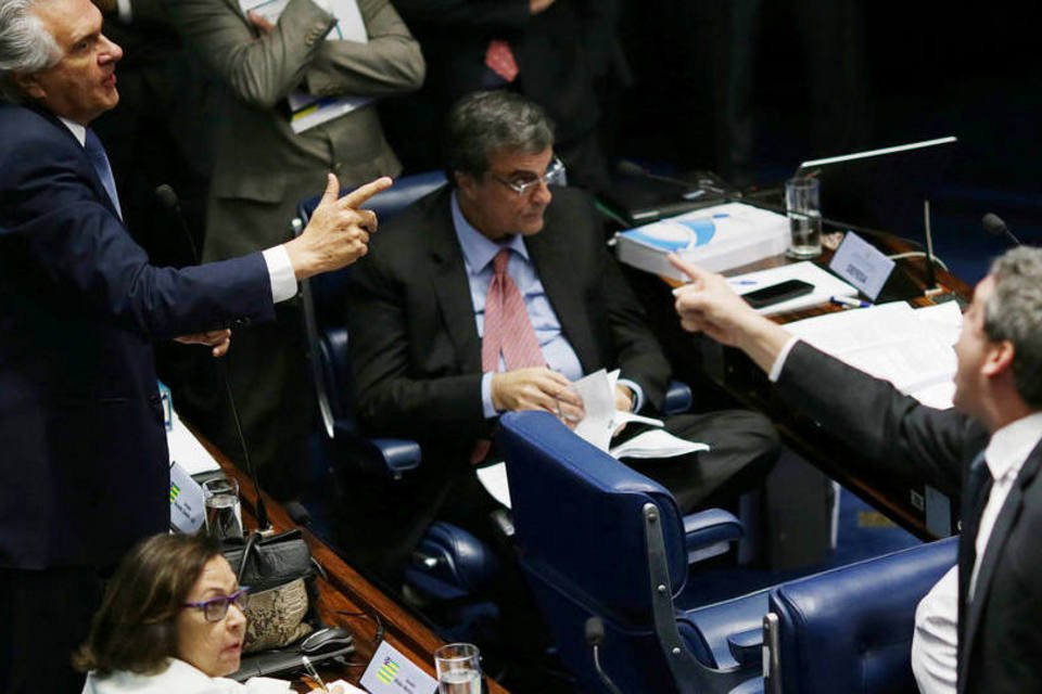 Ronaldo Caiado e Lindbergh Farias batem boca durante primeiro dia do julgamento do impeachment de Dilma - 25/08/2016 (Reuters)