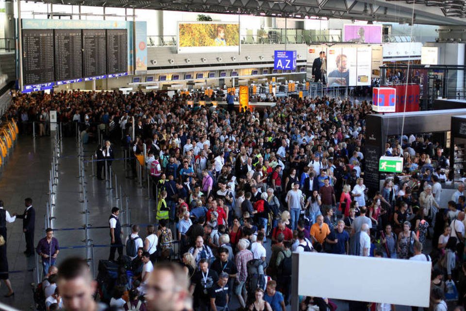 Passageiros se aglomeram no aeroporto de Frankfurt depois que os terminais de embarque foram evacuados por falha de segurança (REUTERS/Alex Kraus)