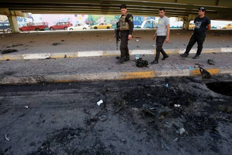 
	Homens observam cena de ataque suicida em Bagd&aacute;, em 10/09/2016: houve pelo menos 12 mortos e 30 feridos
 (Khalid al Mousily/Reuters)