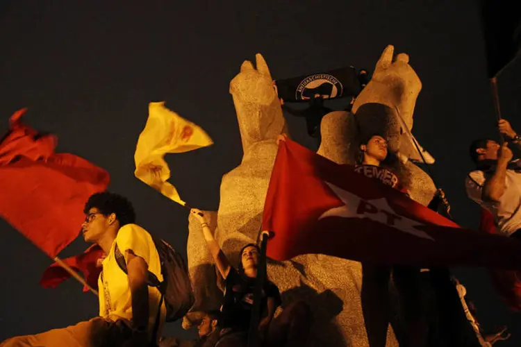 Manifestantes no Monumento às Bandeiras: organizadores falam em 50 mil pessoas no protesto (REUTERS/Fernando Donasci)