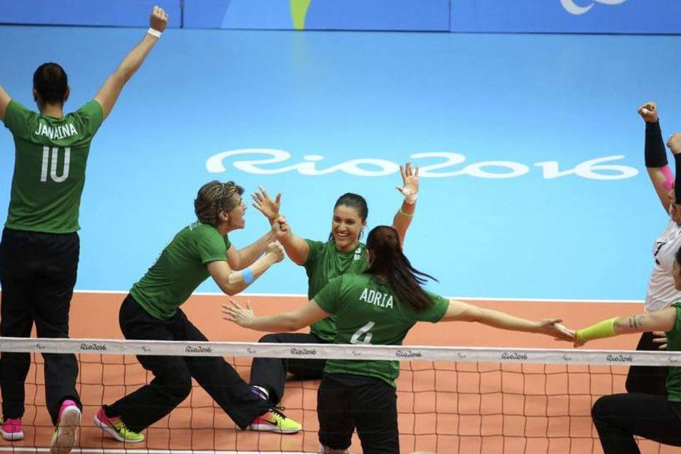 Brasil bate Ucrânia e leva bronze no vôlei feminino sentado