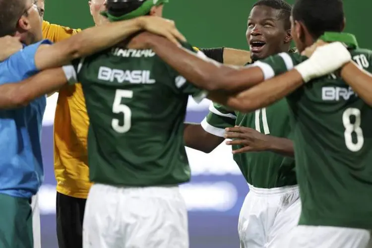 
	Time do Brasil no futebol de 5 celebra medalha de ouro na Rio-2016
 (Ueslei Marcelino/Reuters)