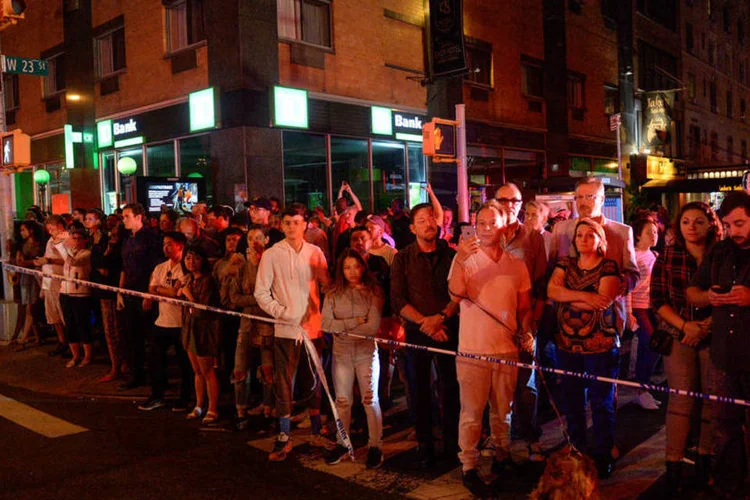 
	Explos&atilde;o em Nova York: pessoas observam &aacute;rea que foi isolada pela pol&iacute;cia
 (Rashid Umar Abbasi/Reuters)