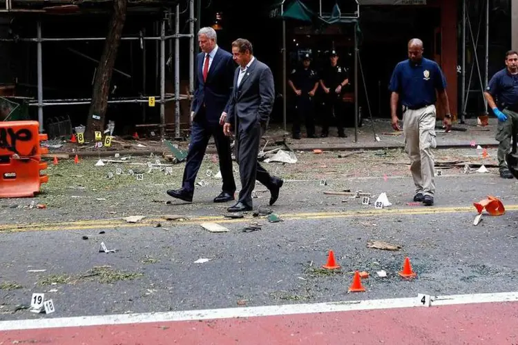 
	Governador de Nova York, Andrew Cuomo, e o prefeito da cidade, Bill de Blasio em caminhada no local da explos&atilde;o: autoridades consideram o incidente como um &quot;ato de terrorismo&quot;, mas ainda n&atilde;o t&ecirc;m provas de liga&ccedil;&otilde;es internacionais
 (Reuters)