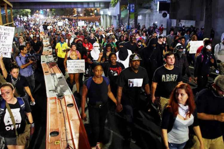 Manifestantes em protesto contra a morte de um homem negro por policial na cidade de Charlotte, Estados Unidos (REUTERS/Mike Blake)