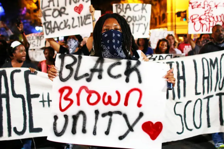 
	Protesto em Charlotte: v&iacute;deo da fam&iacute;lia mostra esposa de homem morto pedindo aos policiais que n&atilde;o o matassem e alegando que ele estava desarmado
 (REUTERS/Mike Blake)