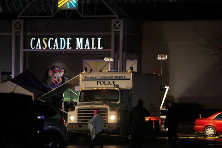 Polícia chegando ao Cascade Mall, onde um homem armado com uma espingarda abriu fogo e deixou pelo menos 4 mortos (REUTERS/Matt Mills McKnight)