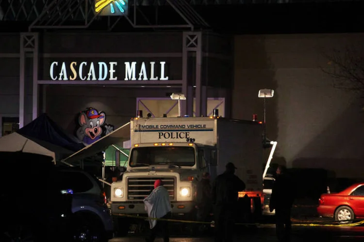 Polícia chegando ao Cascade Mall, onde um homem armado com uma espingarda abriu fogo e deixou pelo menos 4 mortos (REUTERS/Matt Mills McKnight)