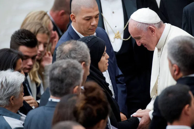 Papa Francisco recebe familiares de vítimas e sobreviventes do ataque de Nice, na França (REUTERS/Massimiliano Migliorato/CPP)