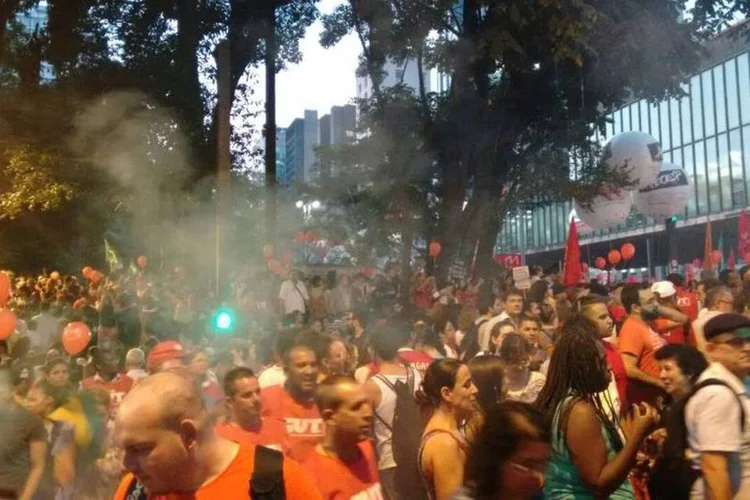 
	Manifestantes na Avenida Paulista em protesto pr&oacute;-governo: ato foi est&aacute;tico e ocupou 11 quarteir&otilde;es da principal avenida de S&atilde;o Paulo.
 (Valéria Bretas/EXAME.com)