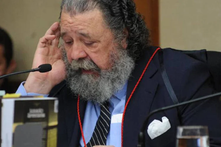 
	Eros Grau: &quot;&eacute;&nbsp;realmente estranho, esdr&uacute;xulo&quot;, avaliou sobre a decis&atilde;o dos parlamentares&nbsp;
 (Fábio Rodrigues Pozzebom/Agência Brasil)
