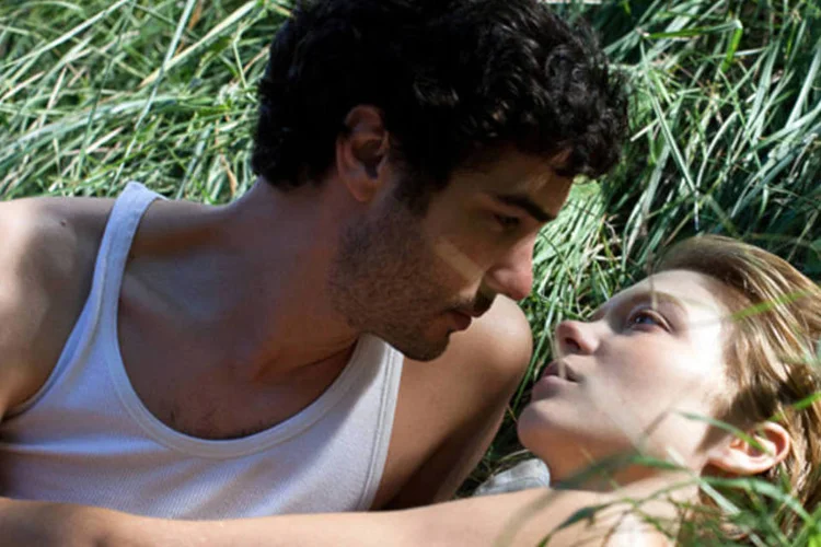 Cena do filme "Grand Central", com os atores Tahar Rahim e Léa Seydoux (Reprodução)
